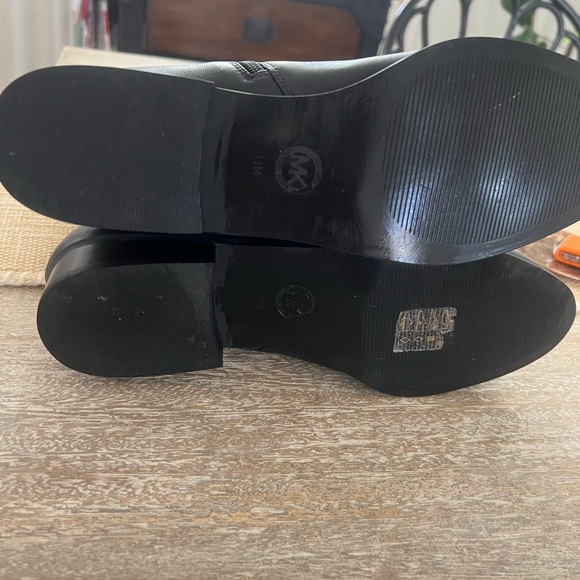 Beautiful and elegant Michael kors flat long boots. Like new . Worn ones. - Picture 6 of 7